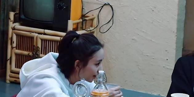 佟丽娅很乐观,只有100元,过生日却花了95元,一番话引人深思_戚薇_梦想