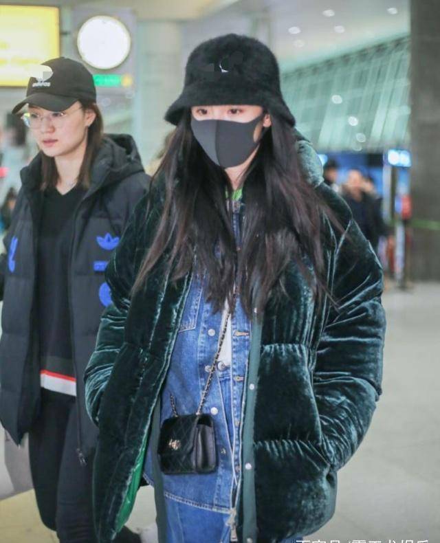 杨幂现身国外机场,海关要求其摘下口罩配合检查_都会_网友_事情