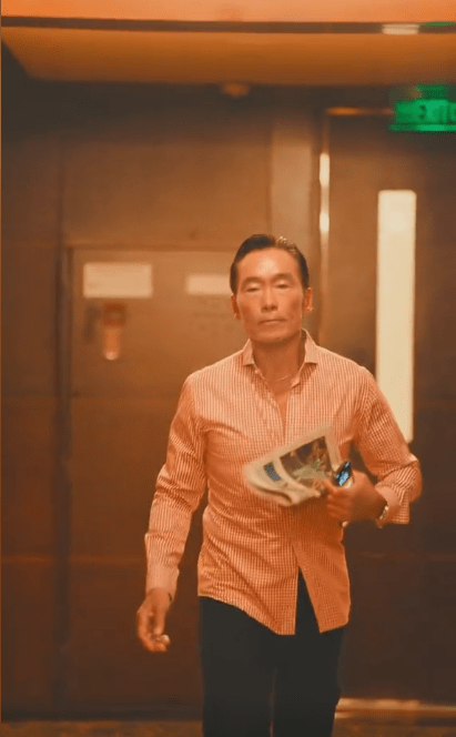 58岁老戏骨定居四川,住5星级酒店生活潇洒,一年前遭妻子背叛_郑浩