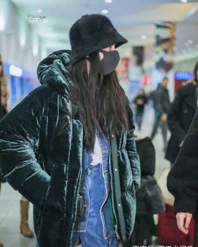 杨幂现身国外机场,海关要求其摘下口罩配合检查_都会_网友_事情