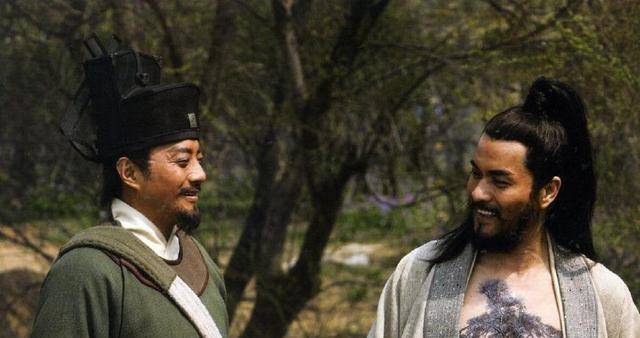 反而一下子成了名人,他那满身的纹身特别耀眼,无非就是皮皮虾,皇带鱼