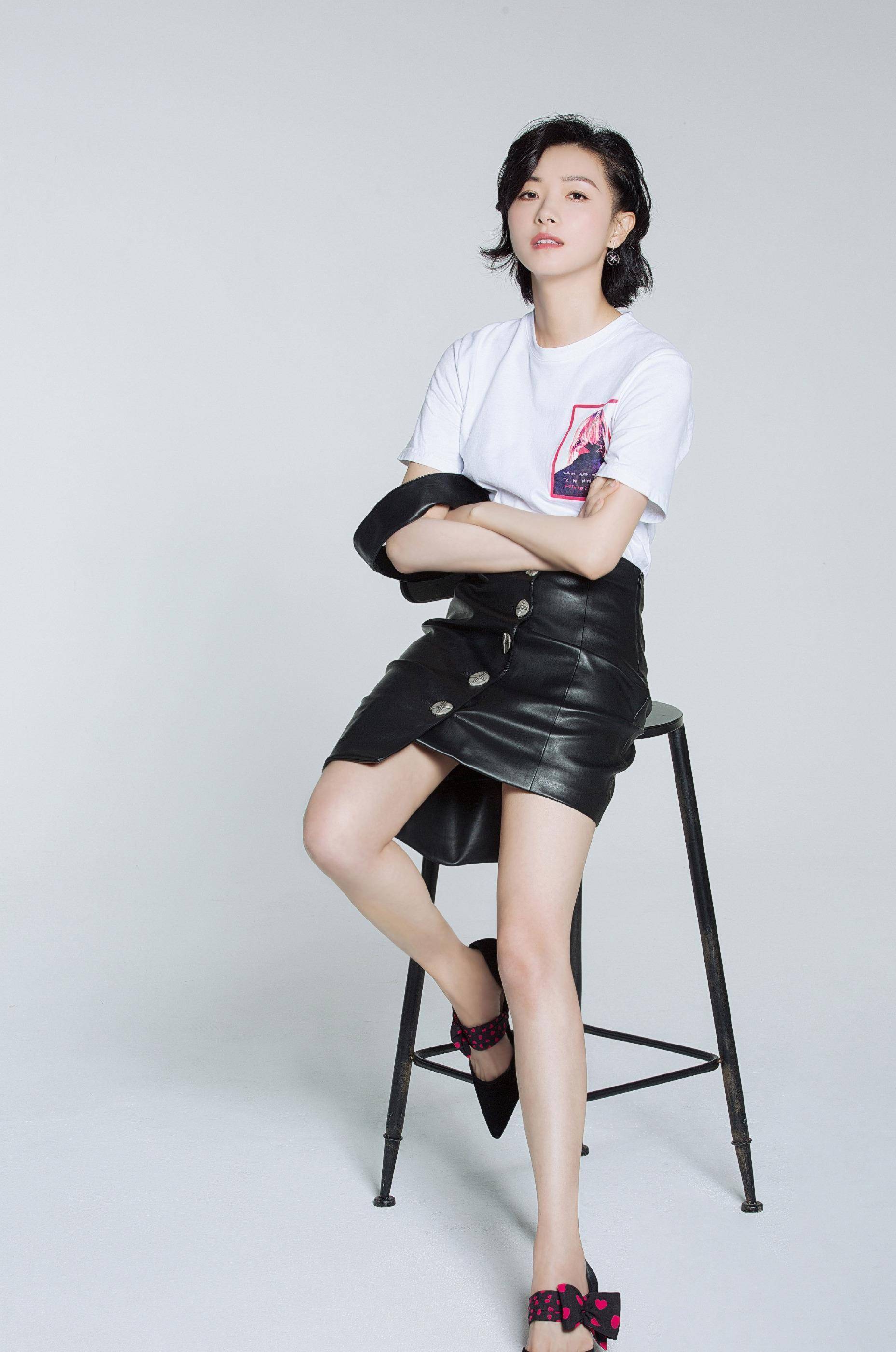 万茜对流行趋势了如指掌,下衣失踪博足眼球,裙子很短,但显气质_时尚