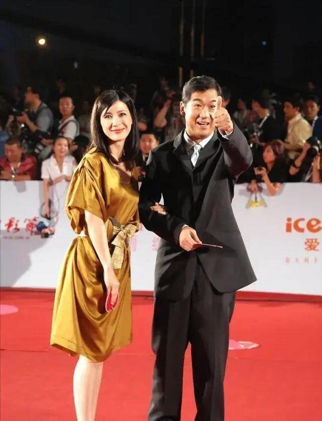 挽着张国立的童蕾,没有李云龙老婆时候好看,张国立全程笑脸相迎_名字