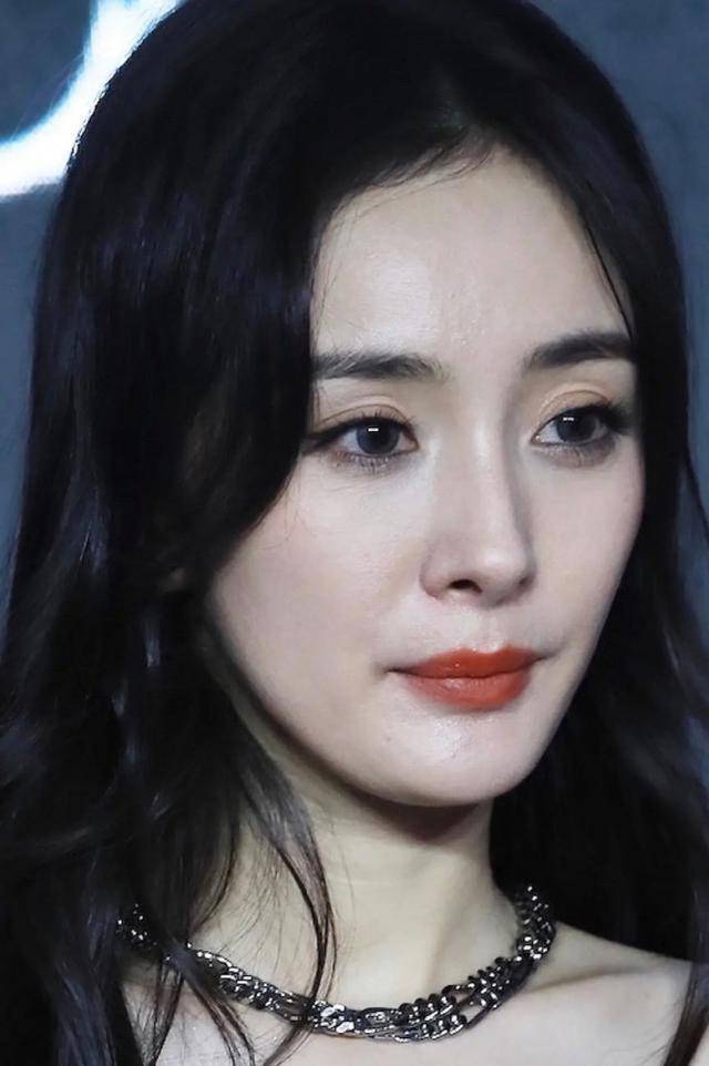 杨幂生图显老,大粉号召粉丝举报曝光者,明星只能活在滤镜里?