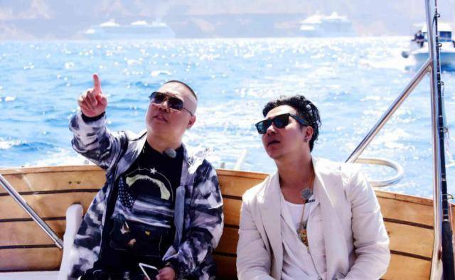 虽然拜了郭德纲老师为师,但一口台湾腔,根本就说不了相声