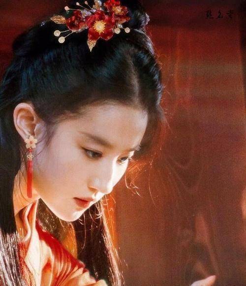 虽然刘亦菲内眦赘皮,露龈笑,溜肩……但她就是美得没有道理_时候_缺陷