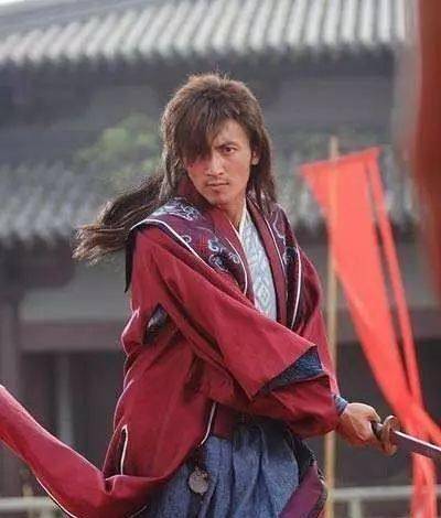 一代宗师古龙当过古惑仔被人追着砍天生傲骨誓死绝不低头_小说_江湖