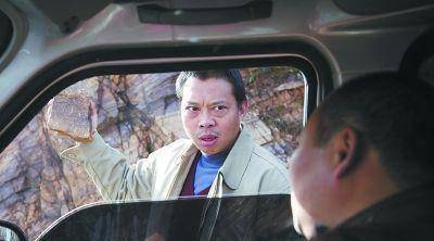 瘸子老婆想要摆脱家暴的丈夫,又不想自己受影响,所以去指使情夫.