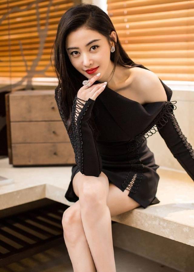 张天爱一袭黑色单肩连衣短裙露迷人锁骨烈焰红唇明艳动人_网友_特色