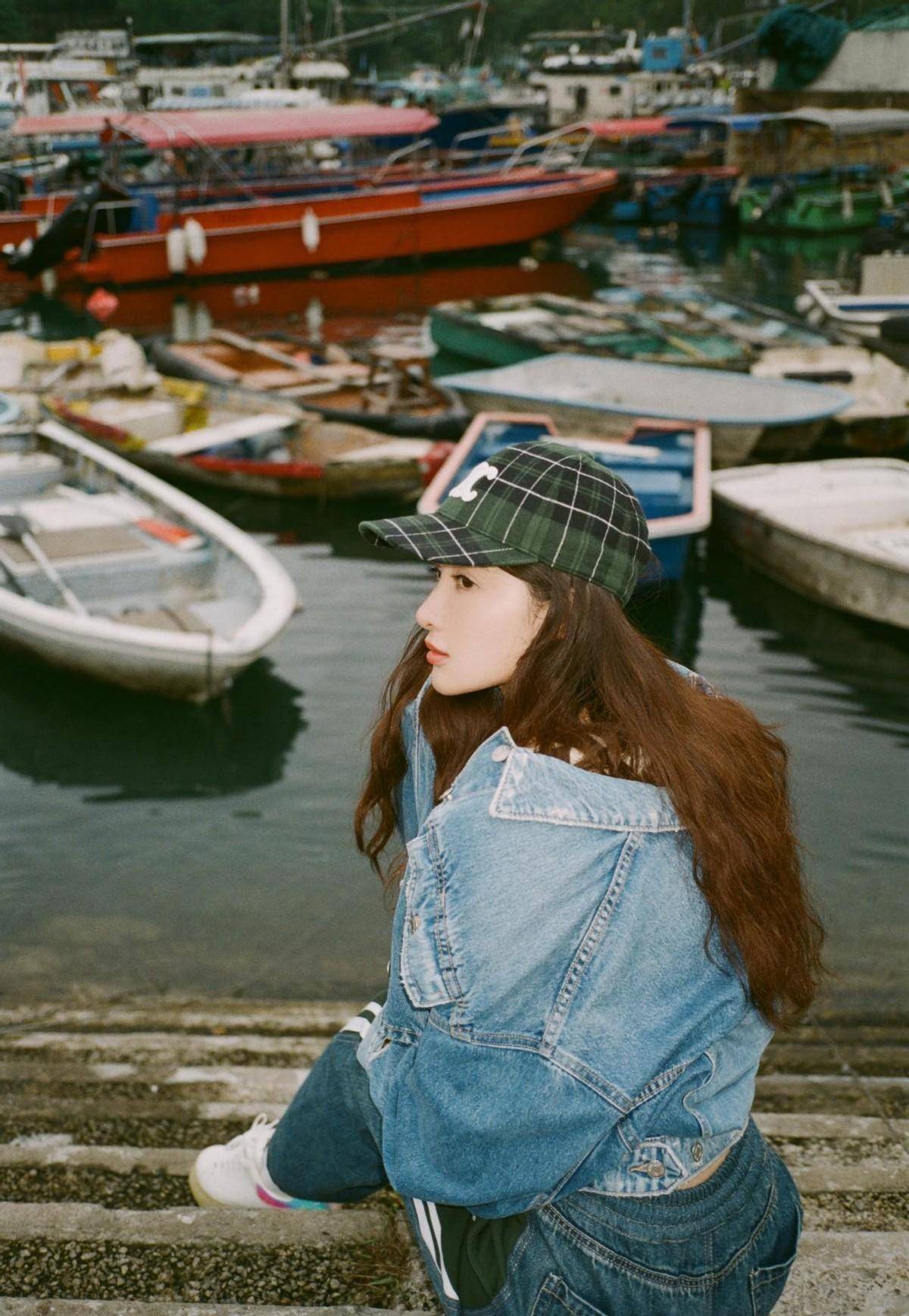 孙嘉璐荡秋千,笑容纯真,一身牛仔造型甜美酷俏皮,治愈力max_运动_女孩