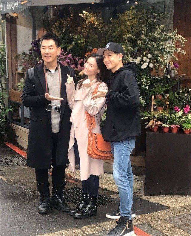 在mv拍到一半时,林志颖,任贤齐,张柏芝三人开心合影.