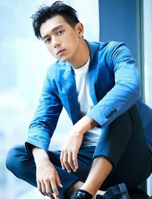 王凯的手让人服气,看到邓伦的手要笑喷了_明星_长相_黄轩