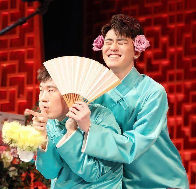 张云雷一曲《毓贞》唱尽绝代风华,费玉清称其为"当红炸子鸡"_徐小凤