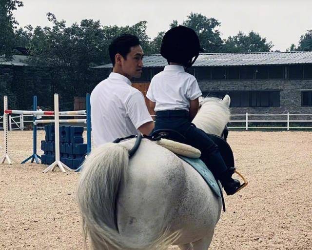 袁弘:父子同游跑马场,大赞儿子"种好"骑马腰杆挺直是条小汉子_爸爸