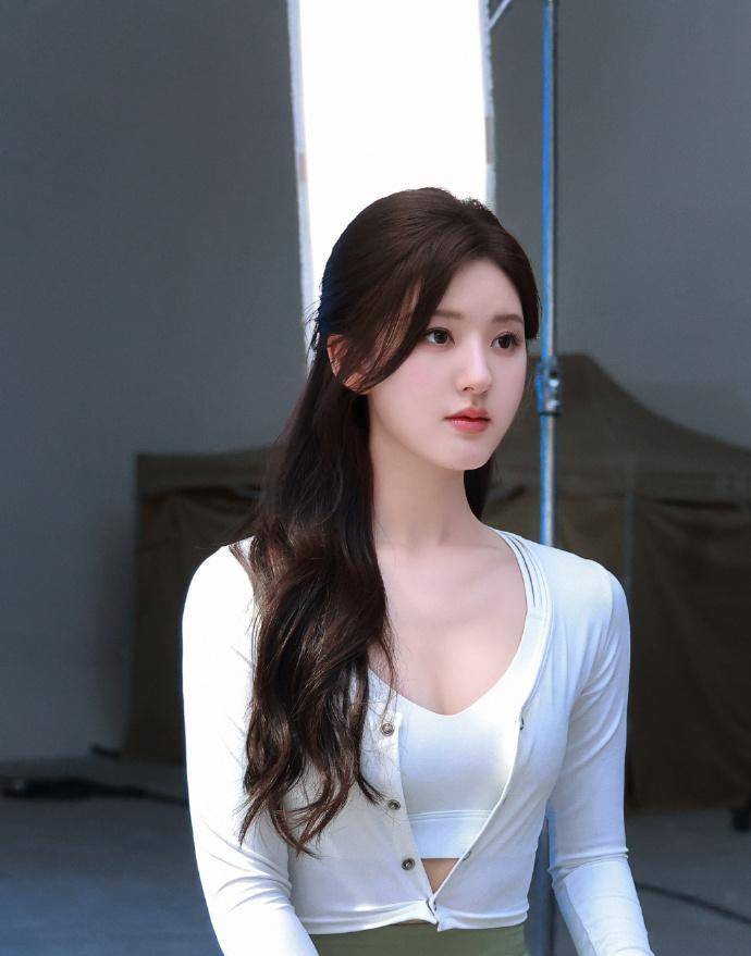 赵露思的长相真是又美又甜!两种白色穿搭,时尚又迷人_感觉_背心_瑜伽