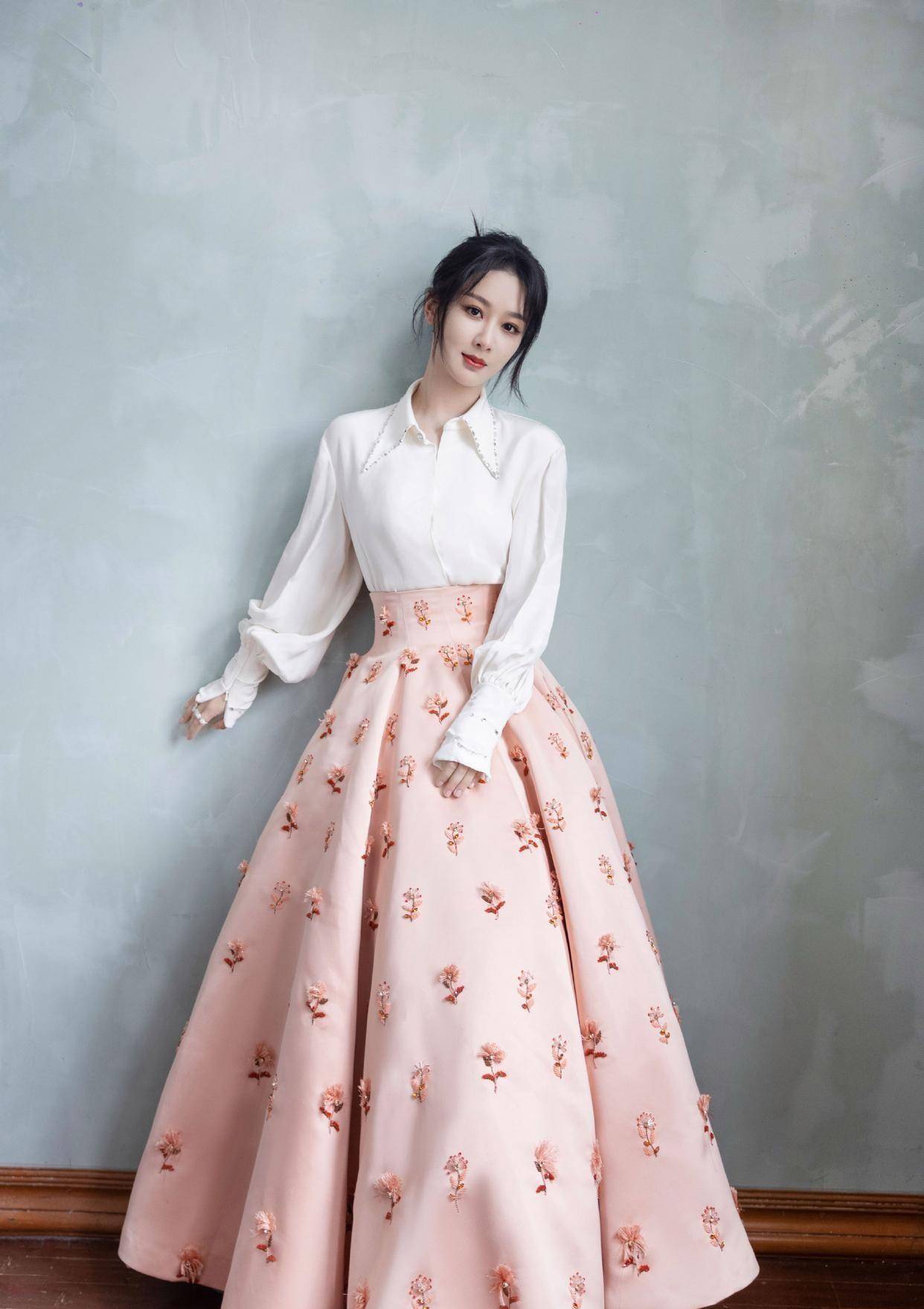 杨紫出席微博晚会,身穿白色衬衫搭配粉色玫瑰裙,清新甜美_活动_裙子