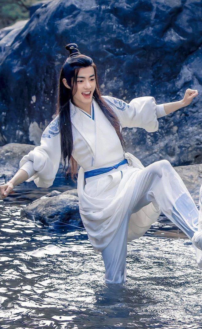 肖战一身紫衣太亮眼,和颜值搭配一起,网友表示:太甜了_观众_明星_实力