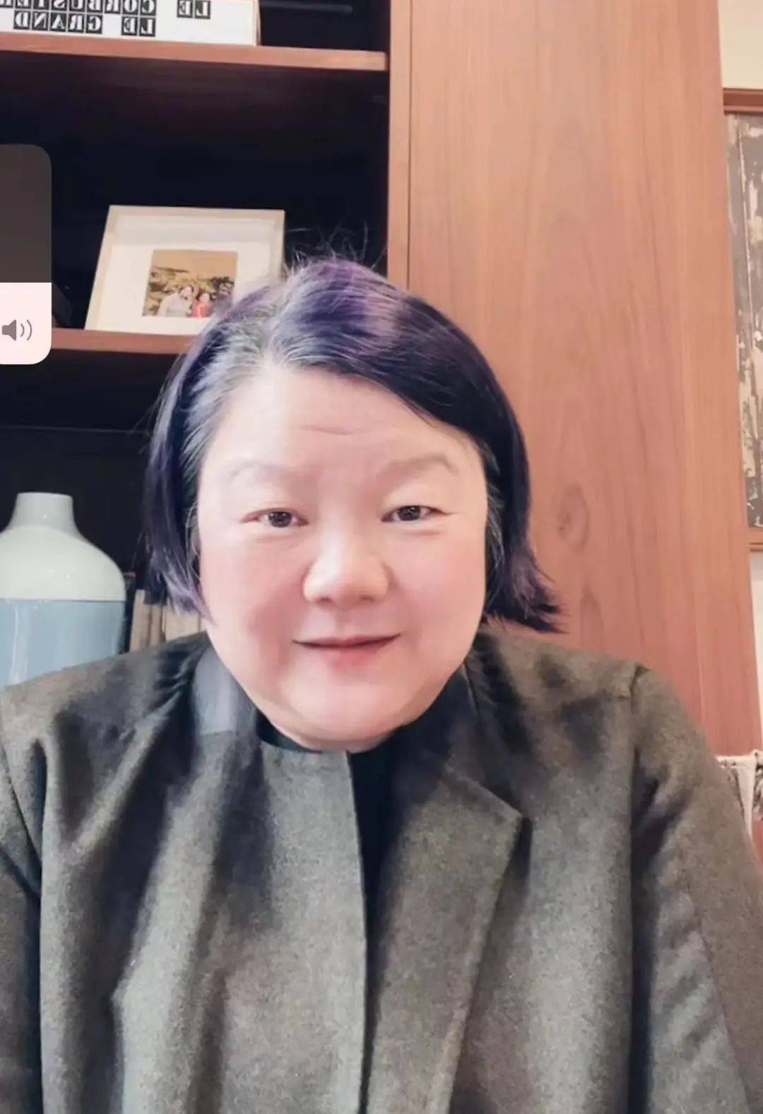 洪晃太真实，不减肥不惧白发，比陈凯歌老婆装嫩要看着舒服得多！-洪晃视频专辑