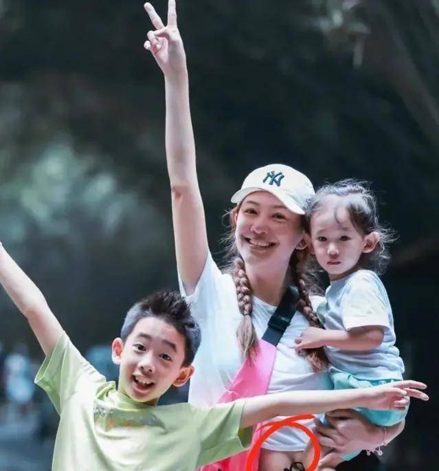 应采儿带两个儿子外出游玩,二儿子竟被误认为是女儿_jasper_小春_hoho