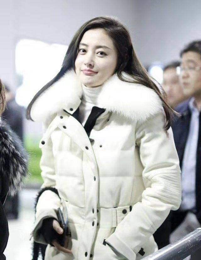张天爱化身"黑天鹅",黑色系的她美出新高度,网友看到都酸了_羽绒服
