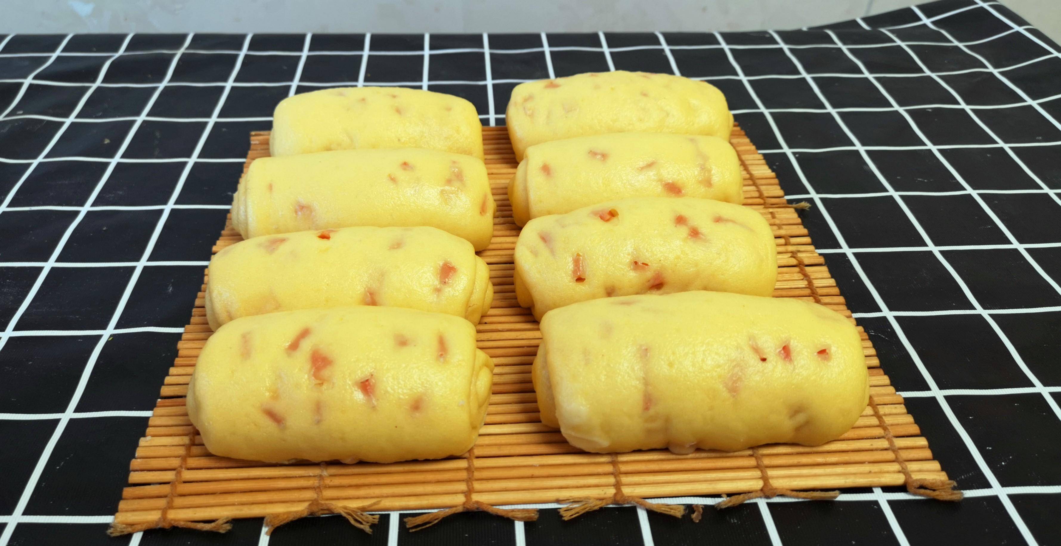 玉米面馒头新做法,简单一揉一卷,蓬松暄软,像面包一样,真好吃_火腿肠