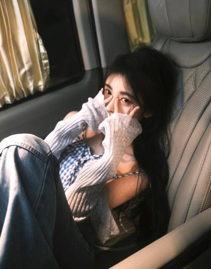 鞠婧祎的照片像初恋一样温柔甜蜜,俏皮可爱又干又撕心裂肺_显得_身材