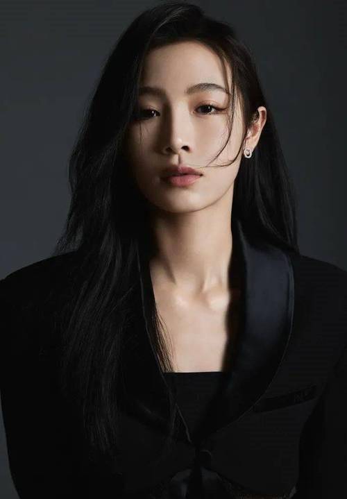 张楠不做甜妹儿,做御姐范穿搭,为何反而更好看更有识别度?_造型_衣服_