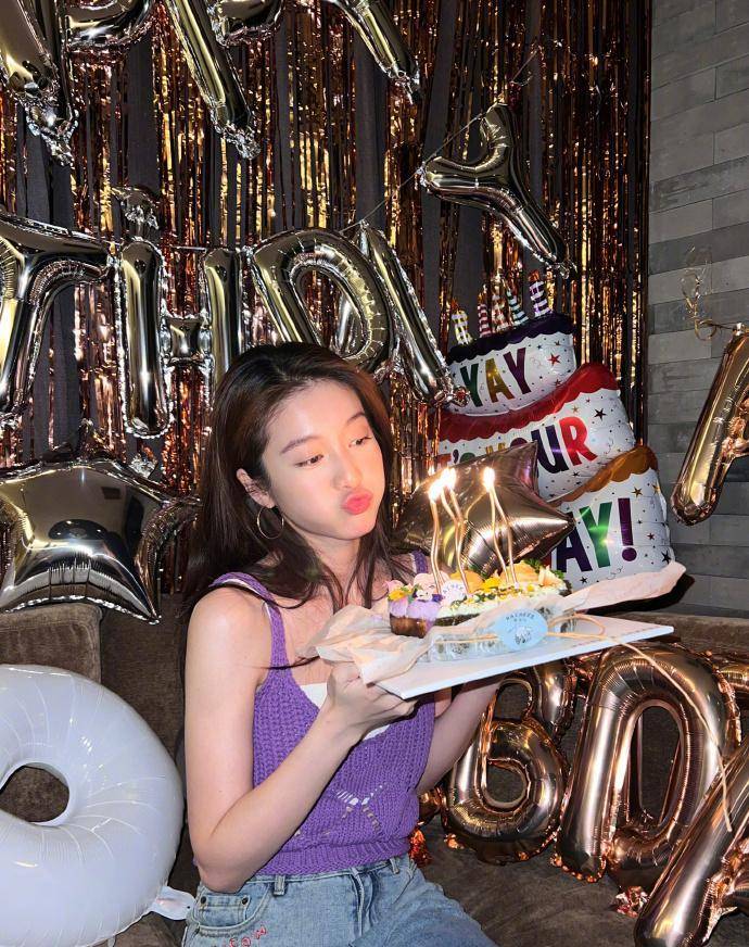 张雪迎晒生日美照,小嘴可爱,打扮成初恋