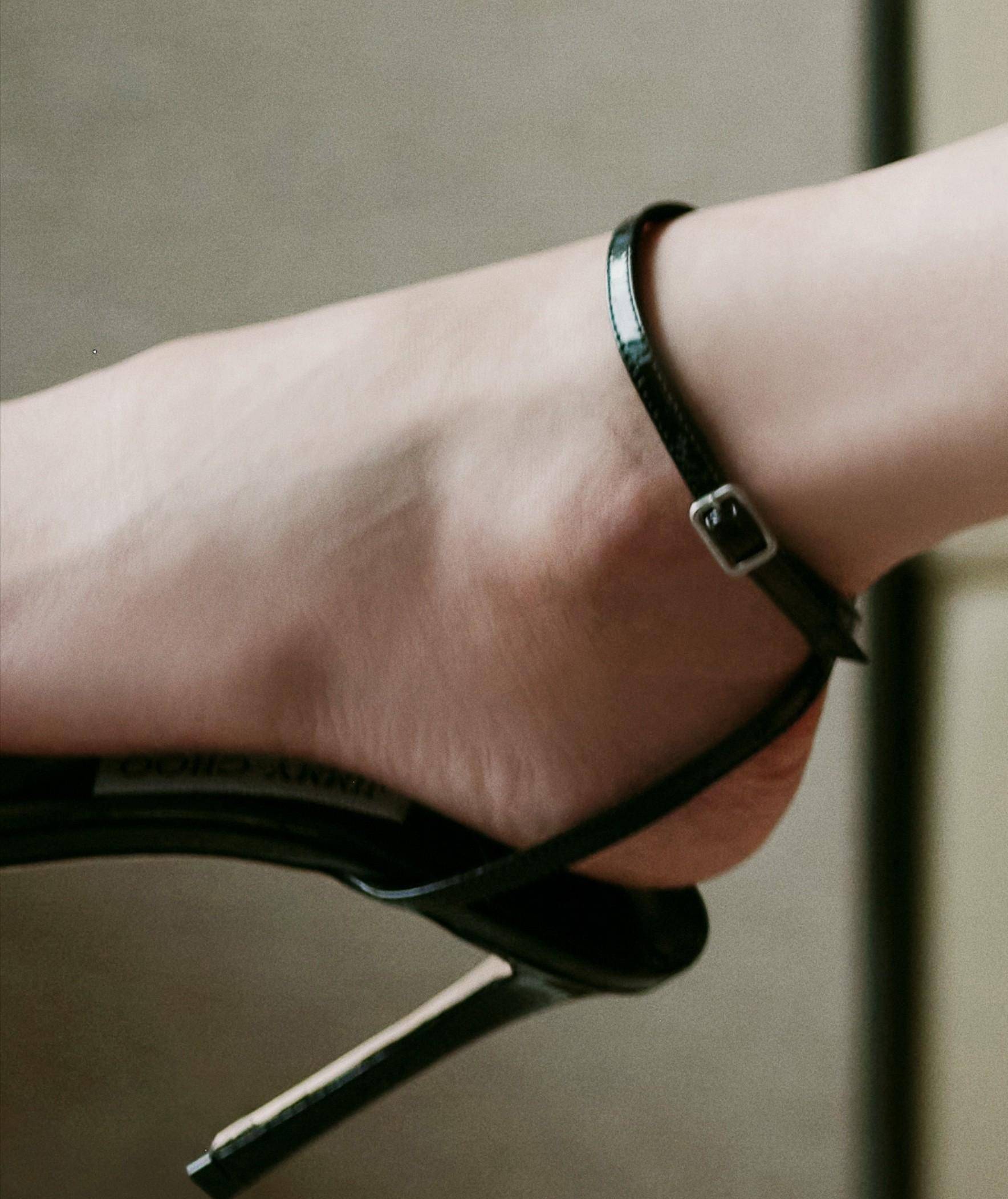 关晓彤-黑色流苏裹身侧裙-长腿柚子图片分享_身材_时尚_气质