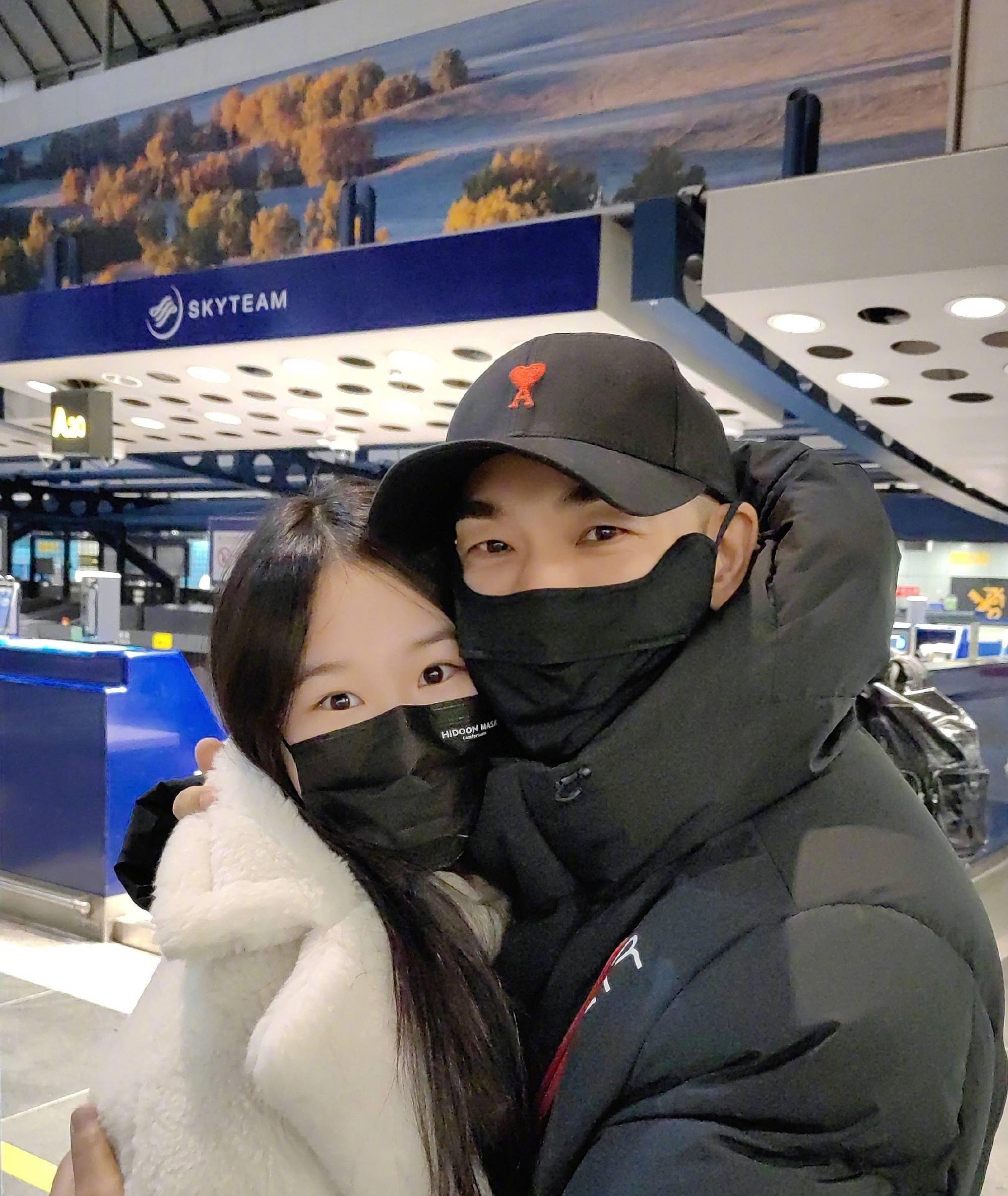 原来赵文卓送女儿登机出国留学,小玫瑰身高超1.