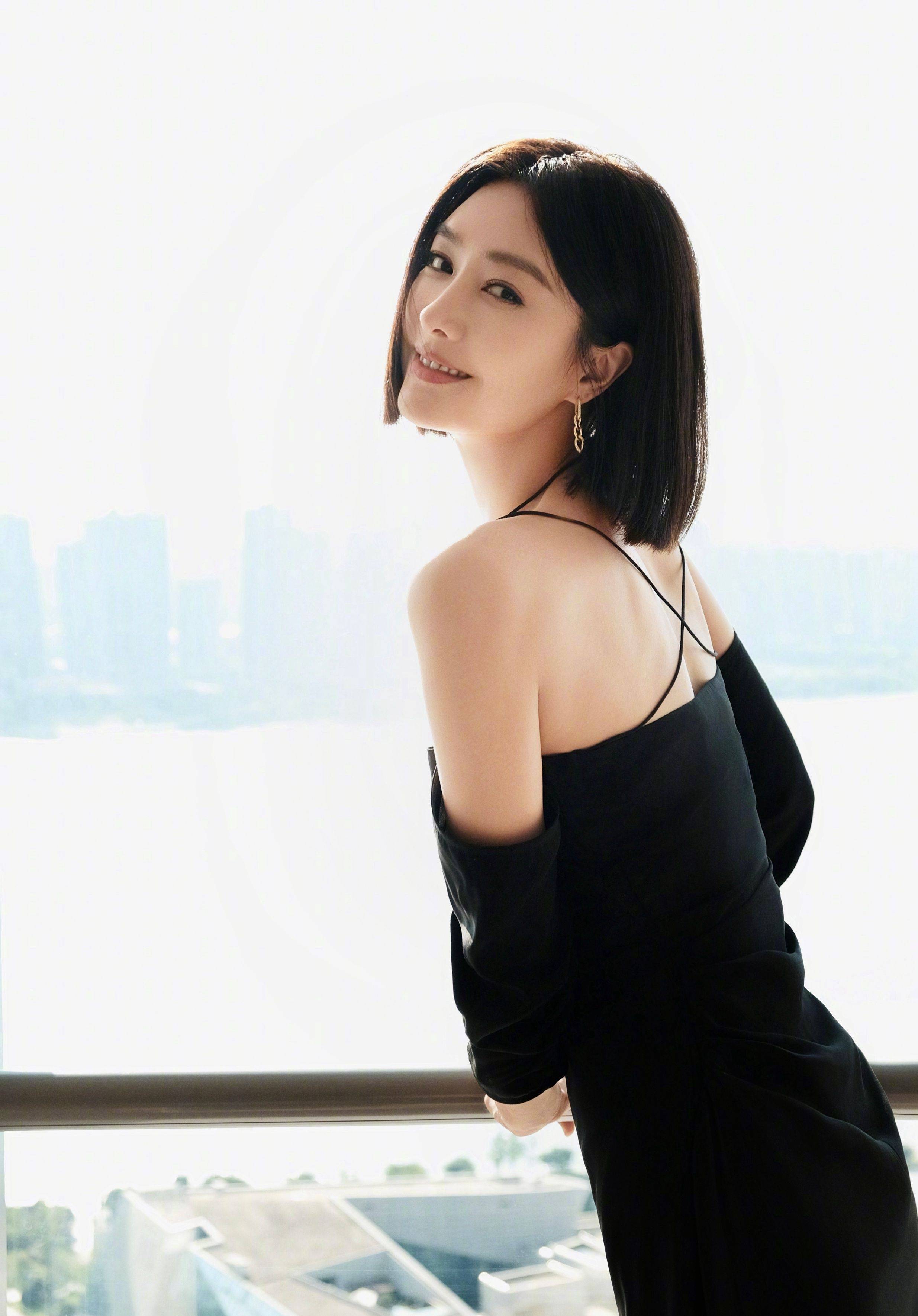 秦岚黑色吊带连衣裙性感写真_锁骨_网友_真会