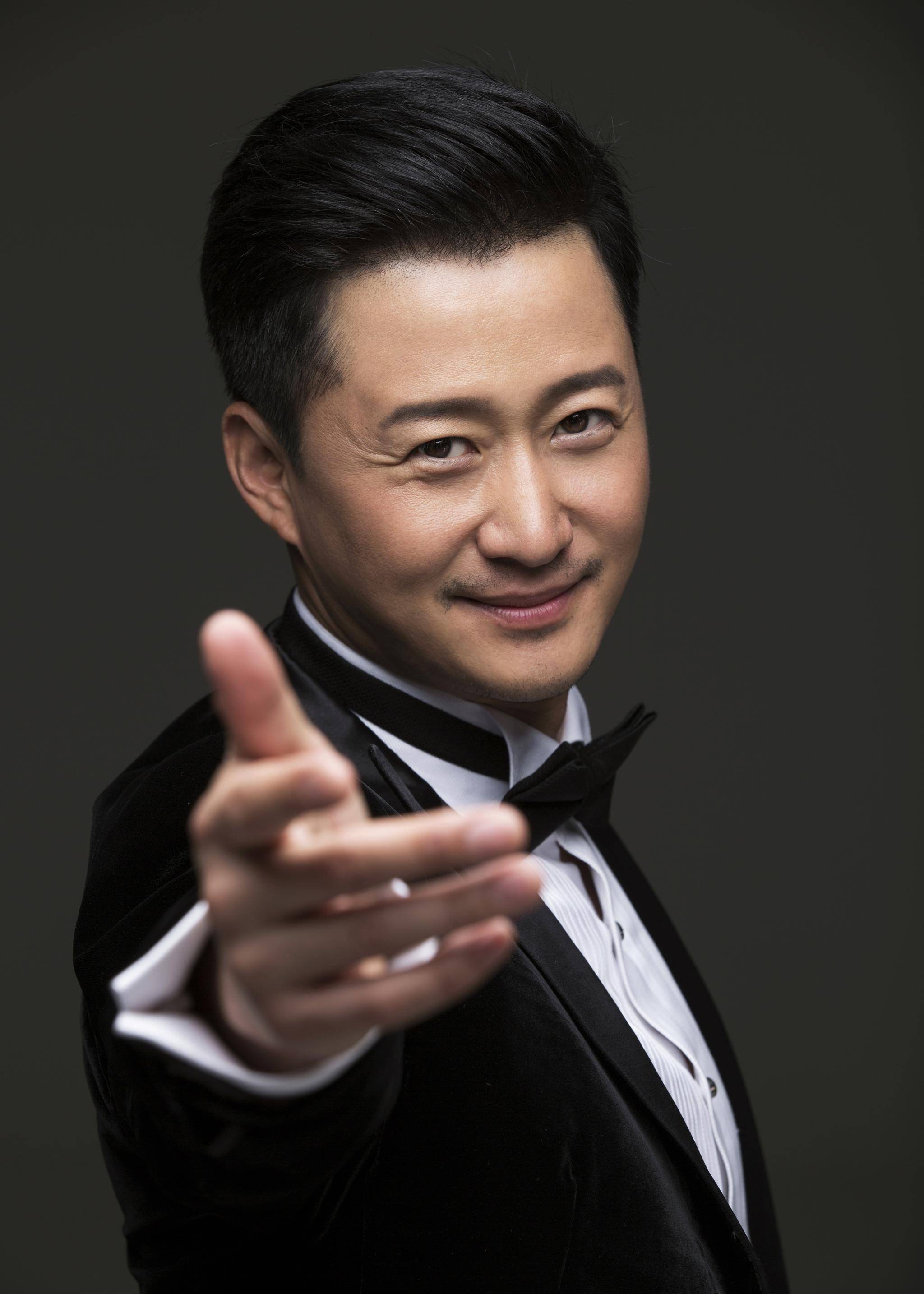 谢楠带儿子探班吴京,兄弟俩看爸爸骑马秒变小迷弟