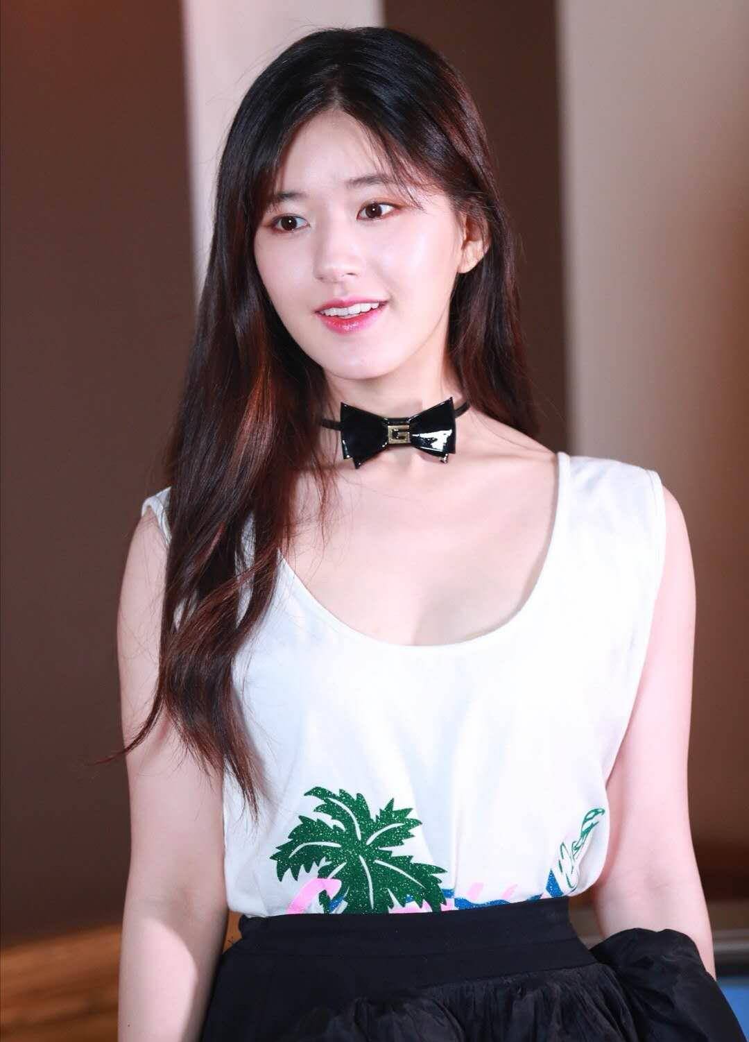 甜美女孩赵露思,扎丸子头青春无敌,让人根本移不开眼_身材_黑色_潮流