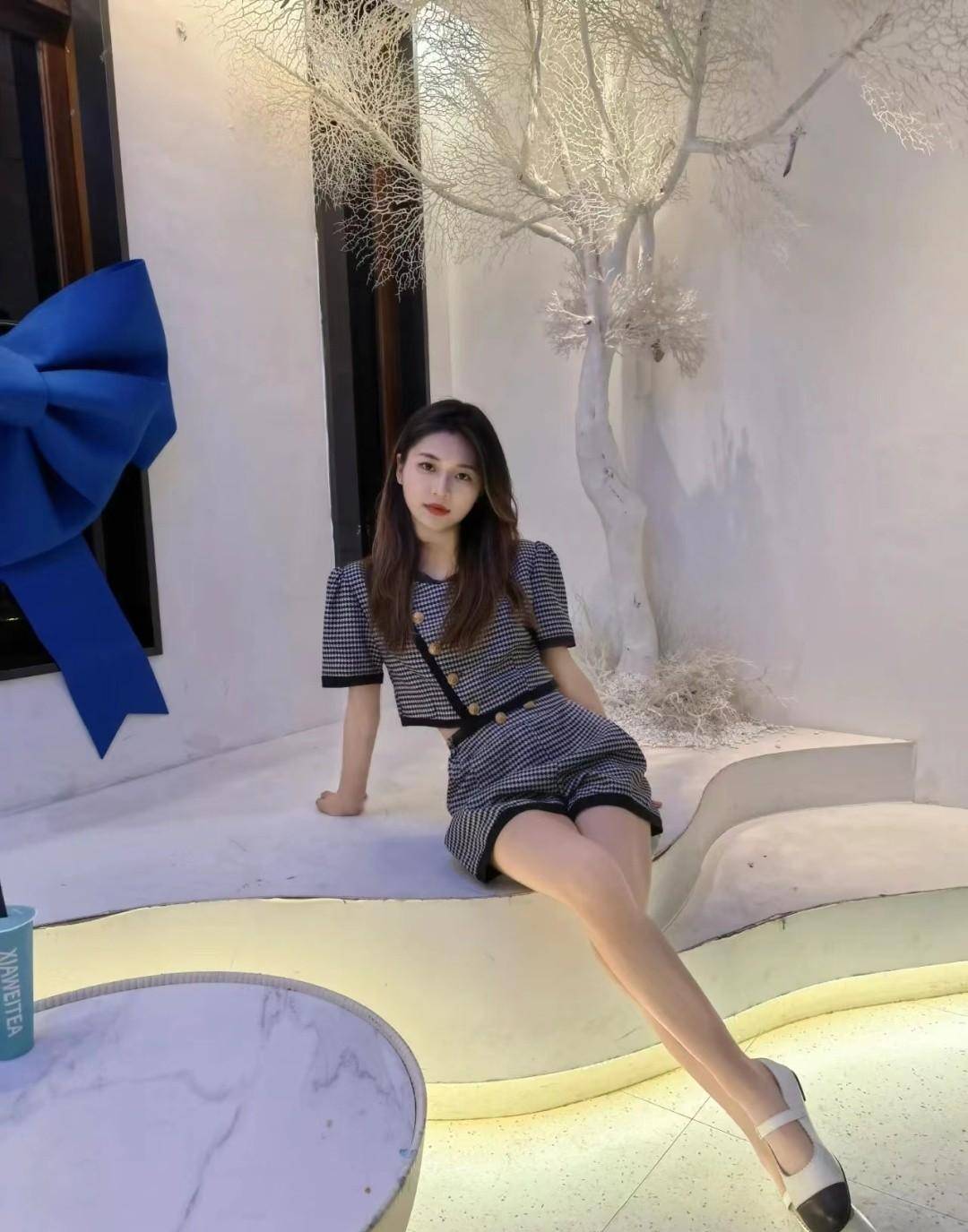 摄影技巧:坐着拍照如何展现大长腿?
