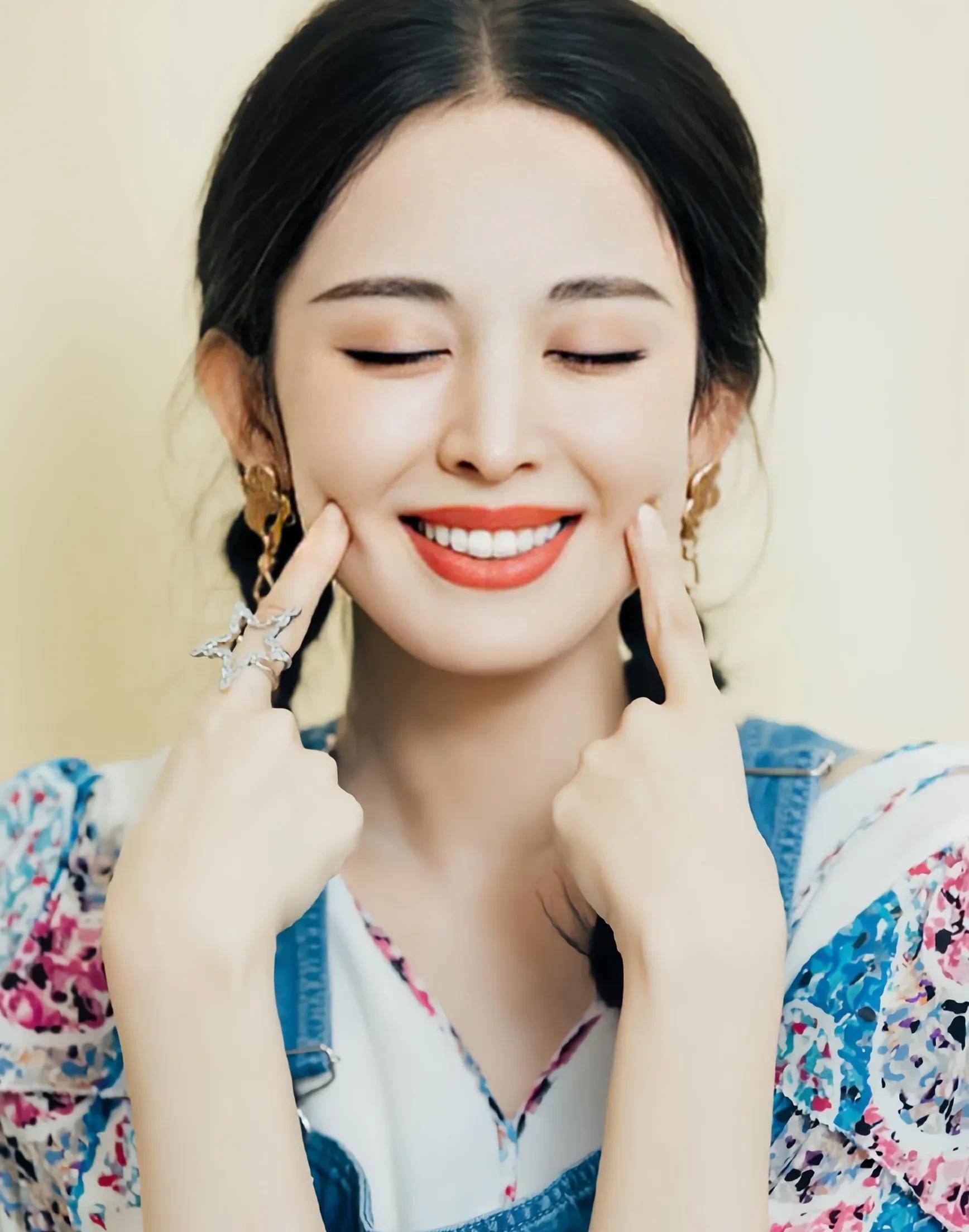 古力娜扎牛仔背带裤甜美可爱,元气满满!