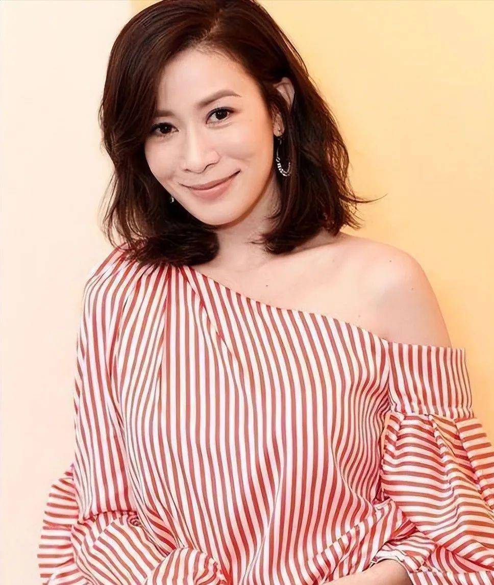 46岁佘诗曼路灯下秀长腿!