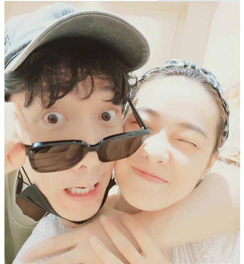 刘翔难能可贵的小表情是正儿八经的眼睛斜视镜头,而吴莎看起来顽皮