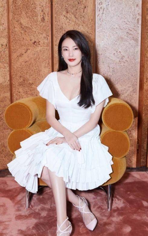 有种"奶胖"叫32岁的张雨绮,穿衣故意显出,好身材招架不住