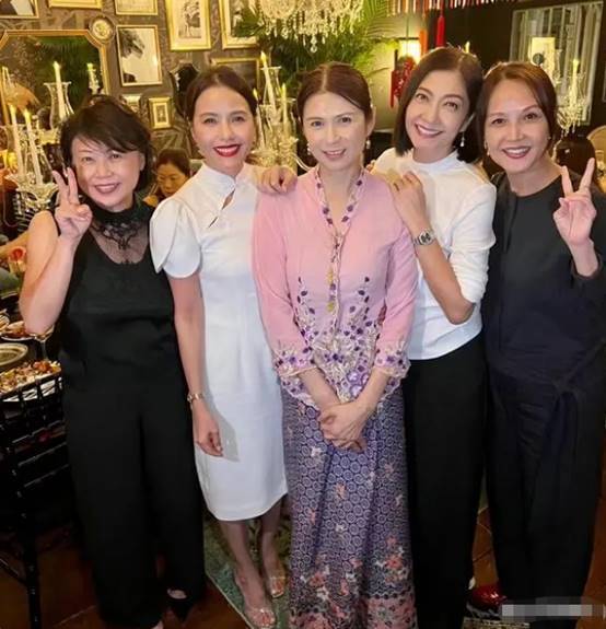 新加坡女神潘玲玲庆生,众花旦重聚引回忆,郑惠玉穿旗袍优雅大方_照片