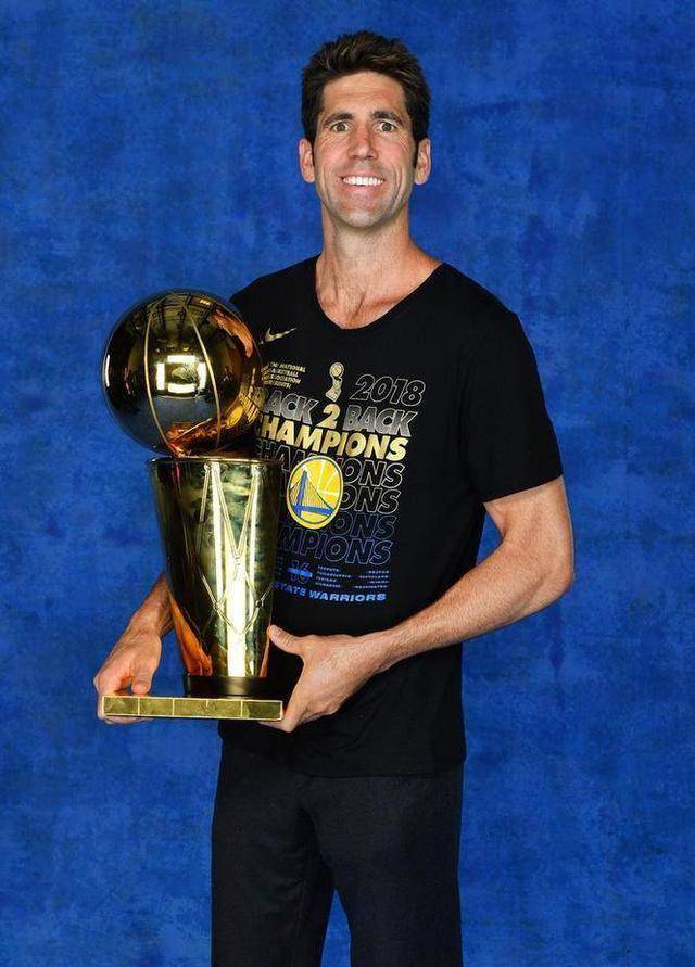 乔丹-贝尔鲁尼.笑的合不上嘴.