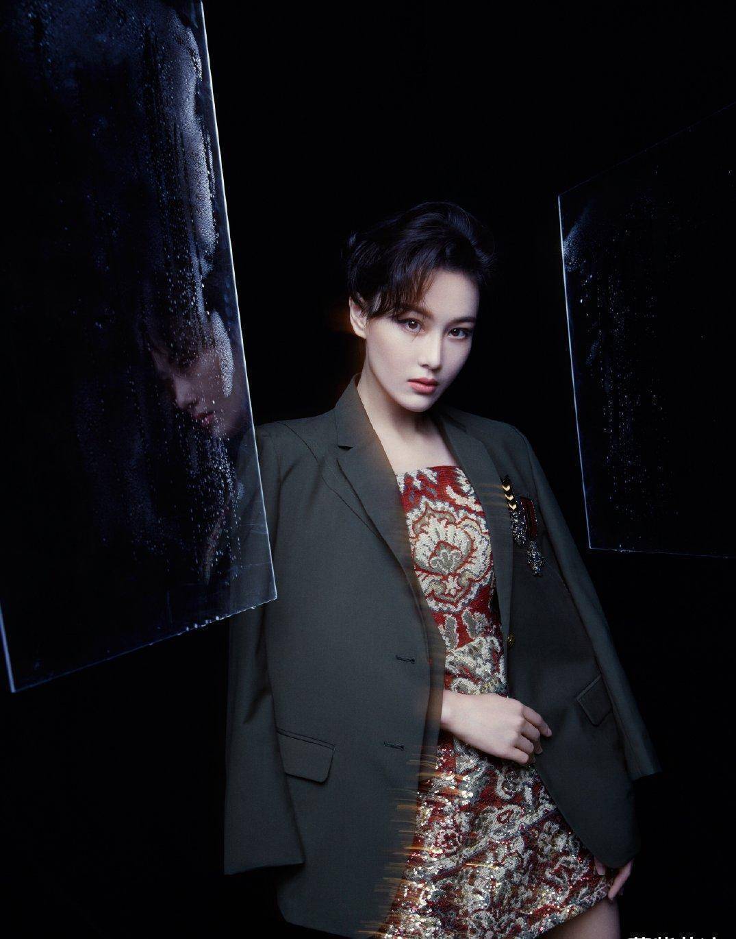 张馨予的穿搭又"火"了,一半衬衫,一半西装,堪称霸道女总裁