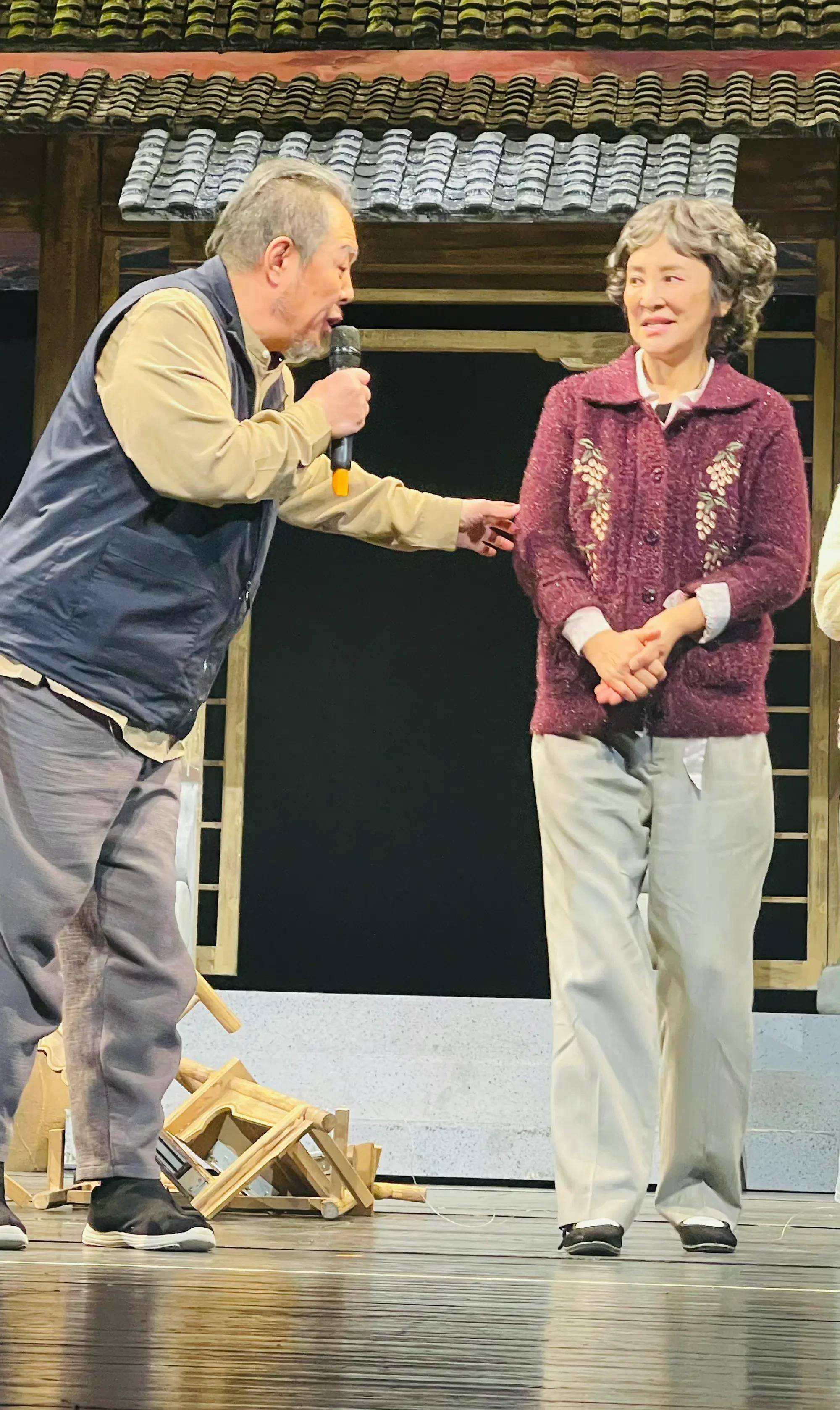 张铁林很少露面,和美女合影很老实,双手背在身后很有礼貌_侯俊杰