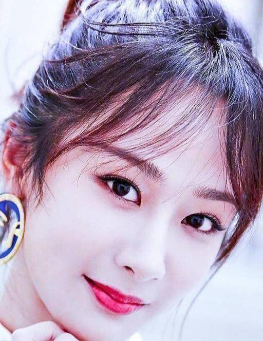 可不是一般人可以驾驭得了的,杨紫虽说是双眼皮,但却不那么明显,画上