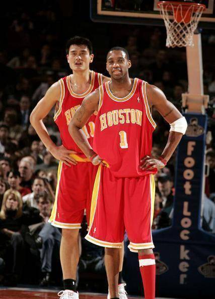 有姚麦的最强火箭是在阿泰斯特来的那一年,外线阿泰和巴蒂尔,内线姚明