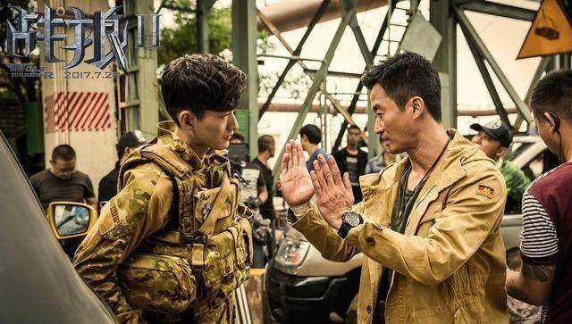 张翰将吴京扛上肩头被放下的吴京捂着肚子冲观众喊:满意了吧_电影