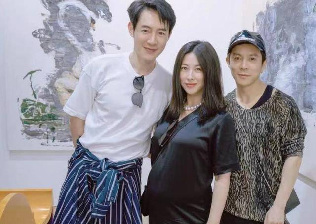 孕妈朱珠现身画展,7个月孕肚被侃像圈肥肉,与闺蜜合照小v脸抢镜_宝宝