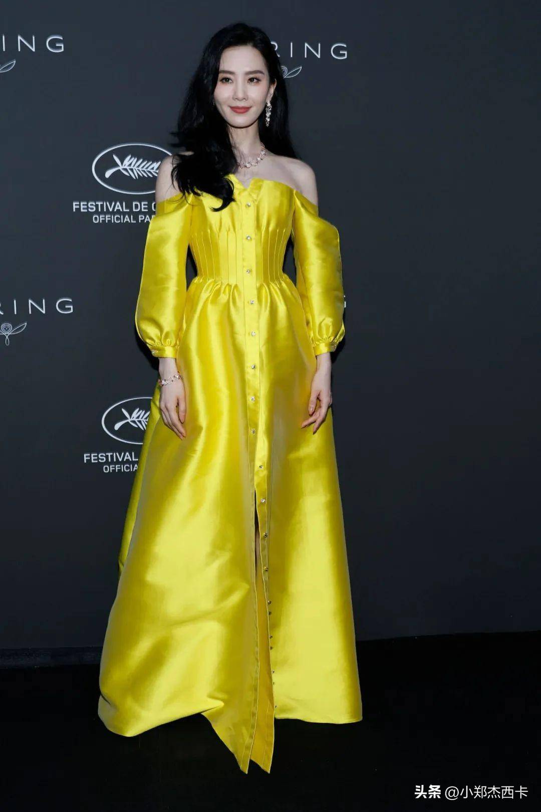 最近状态很勇的海清也去了,穿roland mouret 2023秋冬系列黑色礼服裙