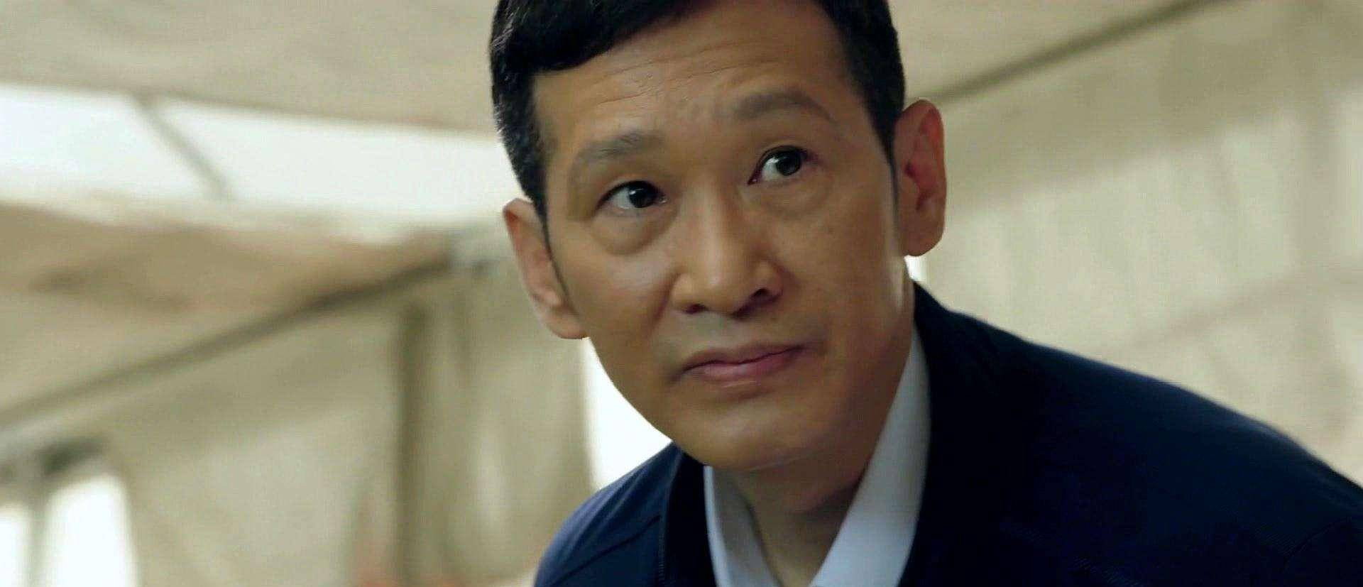 越低调,越出乎意料,回首54岁王劲松的经历,才知什么叫大器晚成_父亲