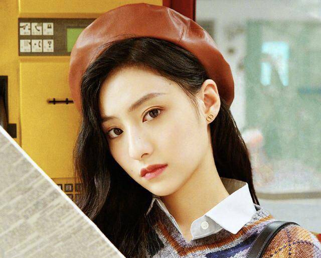 艺校校花胡连馨外形靓丽,22岁依旧像"小孩",穿学生装无违和_穿着_身材