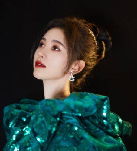 吴宣仪身高166,鞠婧祎站她身边丝毫不差,镜头拍向脚底,露馅了_明星_cm